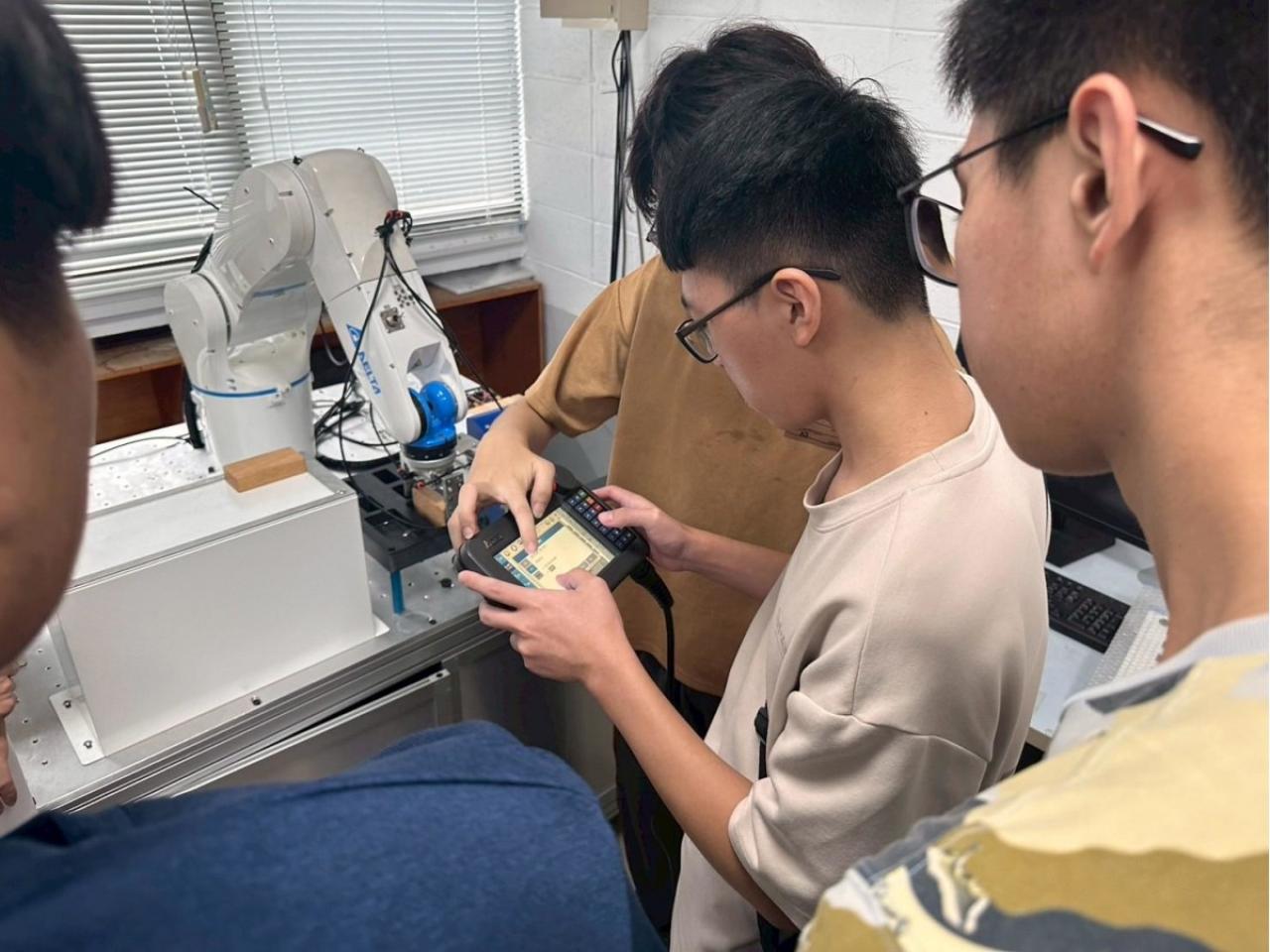 智慧機器人工廠暑期營隊