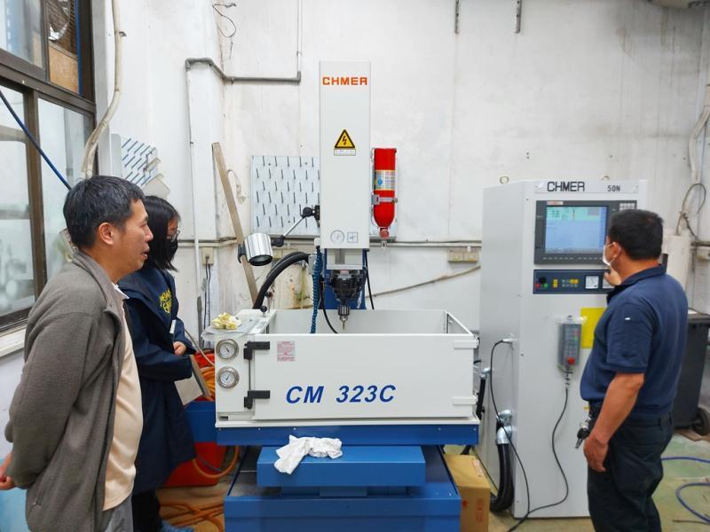 機械工場-放電加工